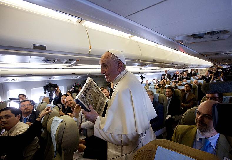 По дороге на Филиппины папа Франциск I на борту самолета провел конференцию для сопровождающих его журналистов