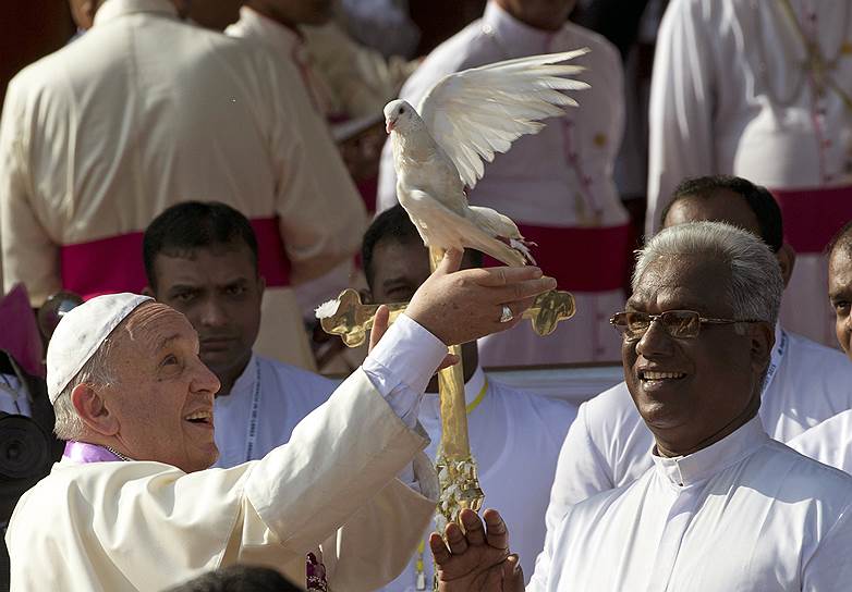 13 января в Коломбо понтифик провел встречу  с католическими епископами страны и затем посетил президента Шри-Ланки Махинду Раджапаксе