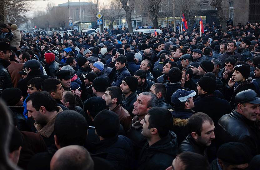 Ситуация обострилась 15 января после похорон семьи Аветисян. Митинг у здания российского генконсульства вылился в столкновение с полицией. В результате 13 человек были задержаны, 14 получили ранения, в том числе пять полицейских
