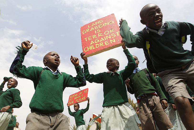 19 ноября школьники одной из школ в Найроби устроили демонстрацию против незаконного отъема у них игровой площадки
