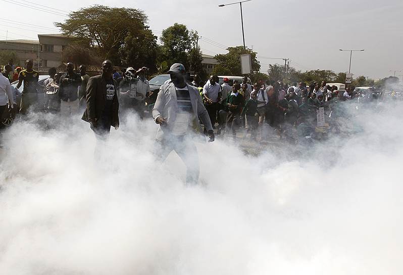 Власти заявили, что полицеские будут наказаны за применение газа против детей. В социальных сетях даже появился хештег #OccupyPlayGround 