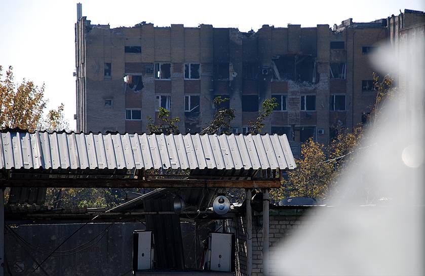 В ходе боев оказался почти полностью разрушен не только аэропорт, но и здания, в том числе жилые, вблизи него