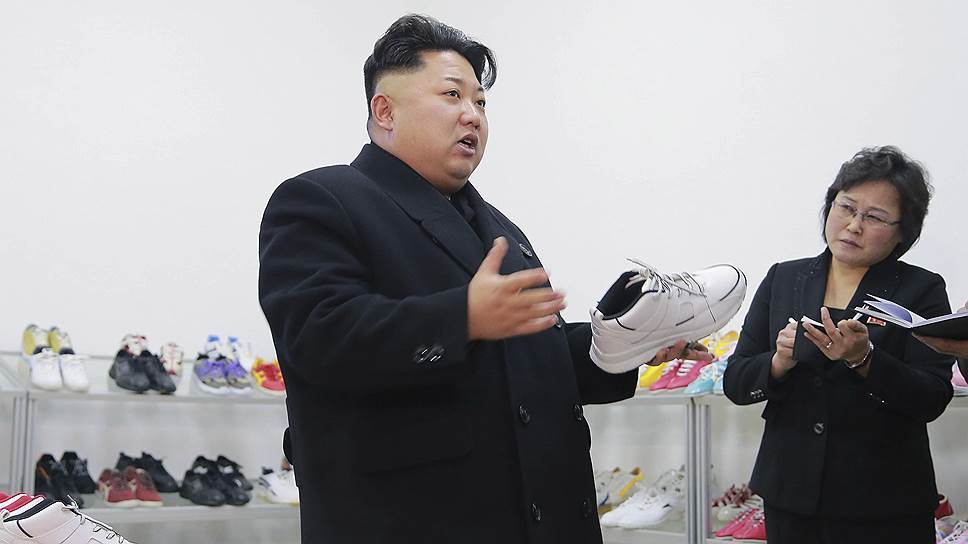 2015 год. Ким Чон Ын  проверяет качество производимой обуви на одной из фабрик КНДР 