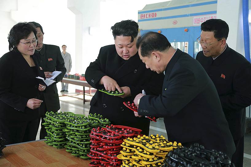 2015 год. Ким Чон Ын во время проверки на обувной фабрике