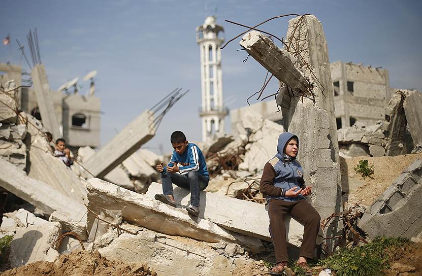 Газа, Палестина. Дети во время пятничной молитвы на развалинах города