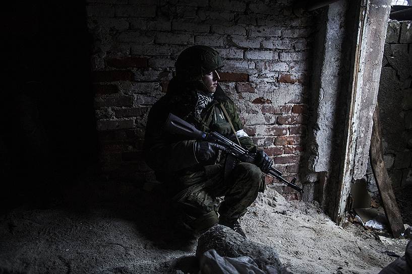 Донецк, Украина. Сепаратист ДНР в укрытии в районе донецкого аэропорта