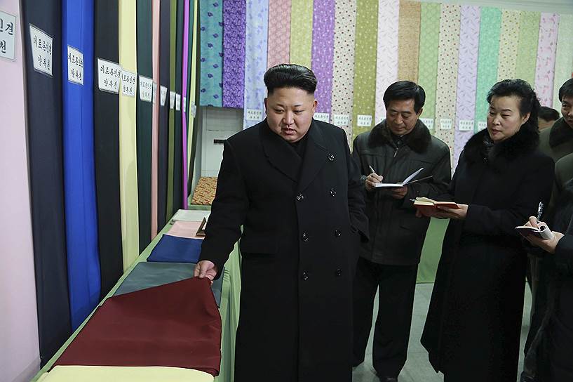 2014 год. Ким Чон Ын во время инспекции на текстильной фабрике