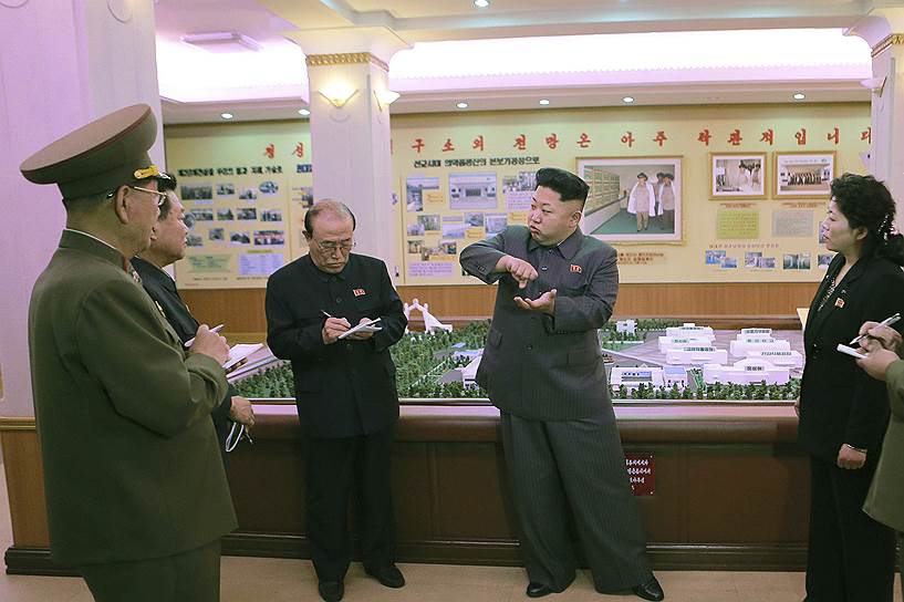 2014 год. Ким Чон Ын во время проверки фармацевтической фабрики