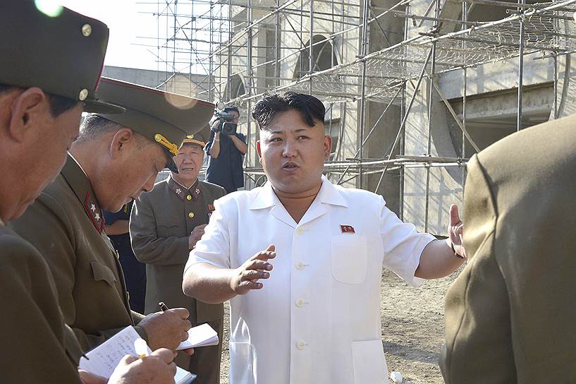 2014 год. Ким Чон Ын проверяет ход строительства детского приюта