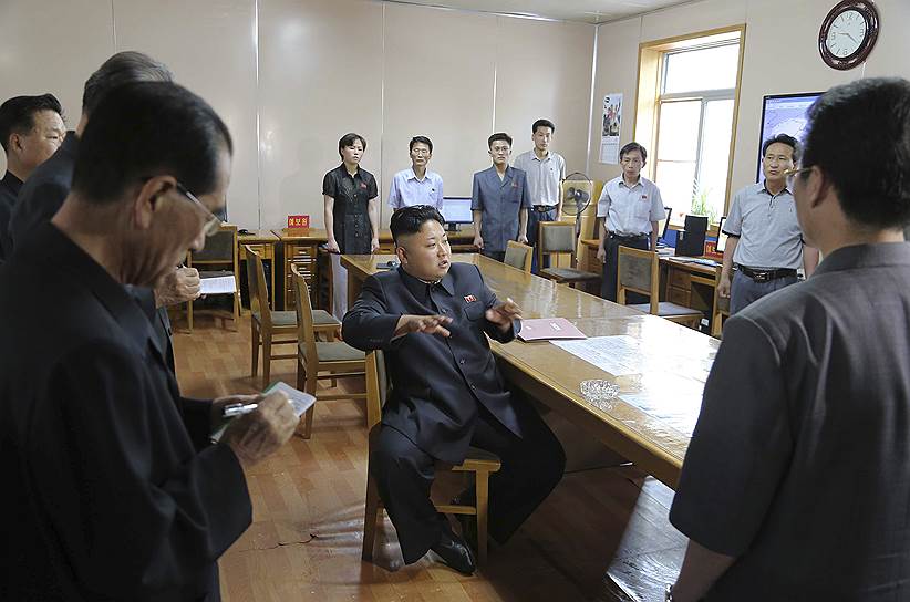 2014 год. Ким Чон Ын во время инспекции на метеорологической станции