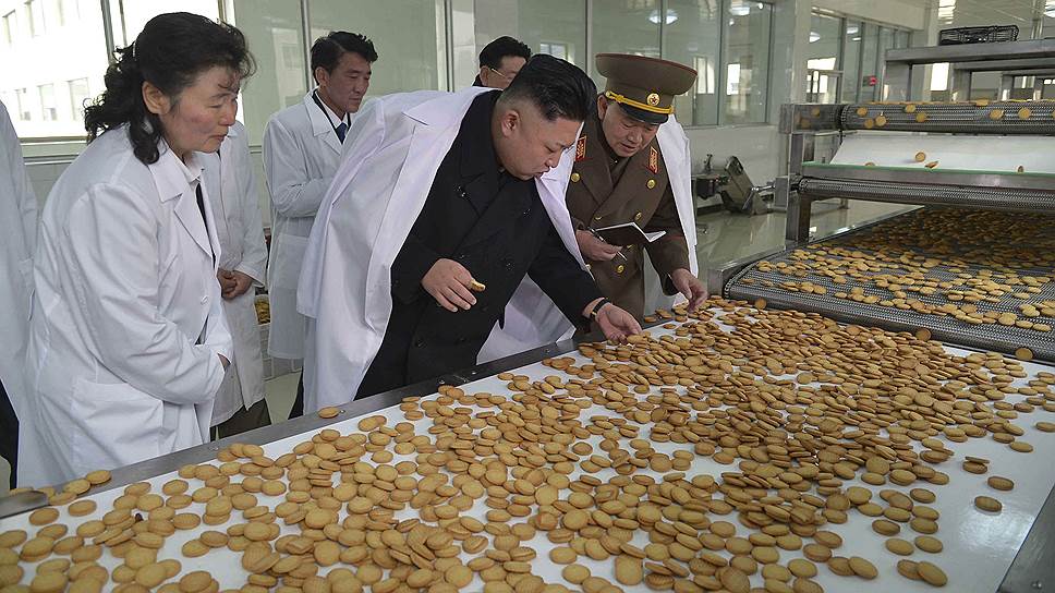 2014 год. Ким Чон Ын проверяет качество кондитерских изделий