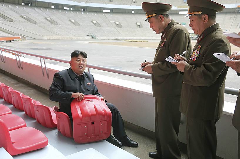 2014 год. Ким Чон Ын проверяет обновленный стадион