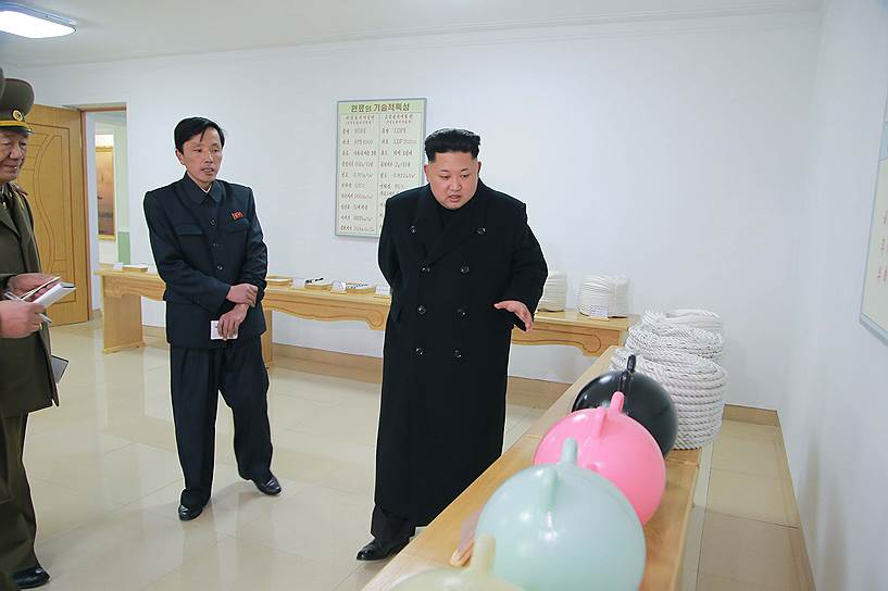 2015 год. Ким Чон Ын проверяет работу фабрики, которая выпускает рыболовные снасти