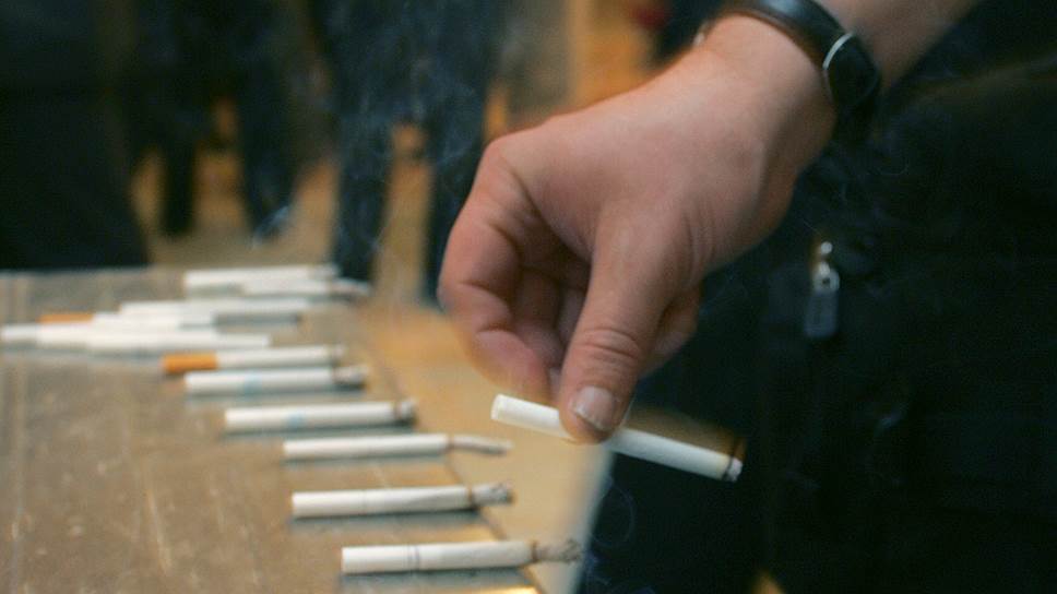 Борцы с курением жалуются на сдерживание цены на табак