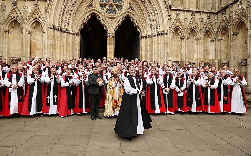 Йорк, Великобритания. Первая женщина-епископ англиканской церкви Либби Лейн во время рукоположения на должность