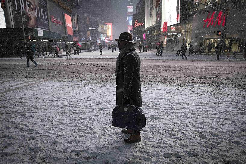 Нью-Йорк, США. Мужчина на Таймс-сквер после снегопада