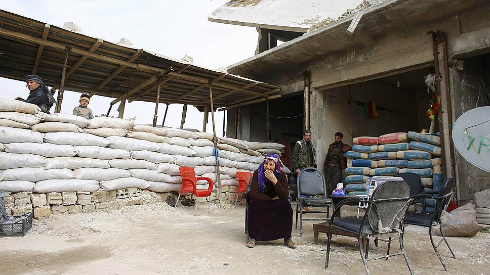 «Центральное командование вооруженных сил США подтверждает, что курдские войска в настоящее время контролируют 90% территории города. Несмотря на то, что до завершения борьбы с «Исламским государством» еще далеко, победа в Кобани лишила боевиков одного из их стратегических объектов», — заявили в военном ведомстве
