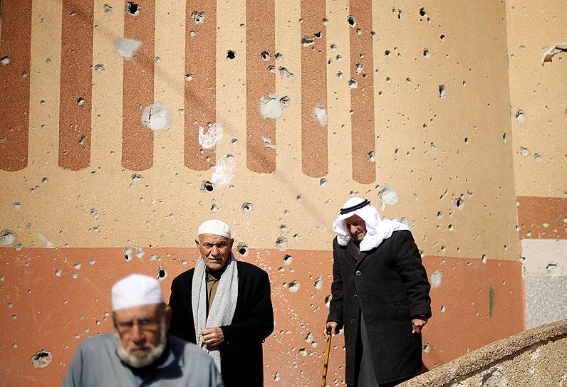 Бейт-Ханун, Палестина. Верующие возле мечети, поврежденной во время недавней войны с Израилем
