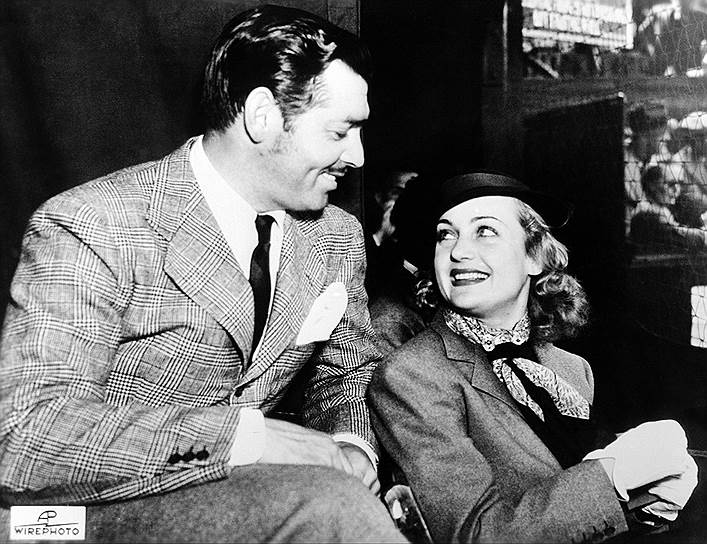 Кларк Гейбл и Кэрол Ломбард (на фото) познакомились в 1932 году и поначалу очень не понравились друг другу. Тем не менее в 1939 году, в перерывах между съемками «Унесенных ветром», пара поженилась. После гибели Кэрол в авиакатастрофе в 1942 году актер отправился на фронт, где, по словам многих очевидцев, «искал смерти» 