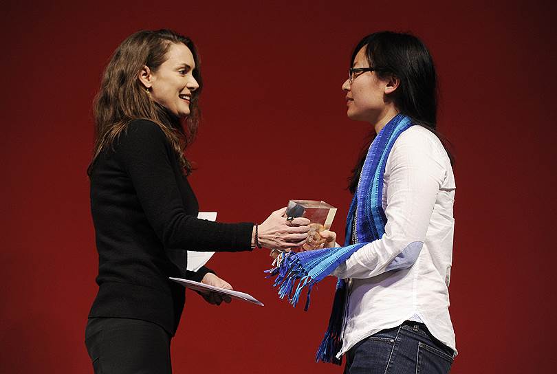 Актриса Вайнона Райдер (слева) вручает приз фестиваля режиссеру и сценаристу Дженнифер Фанг, работавшей над фильмом «Выгодное»