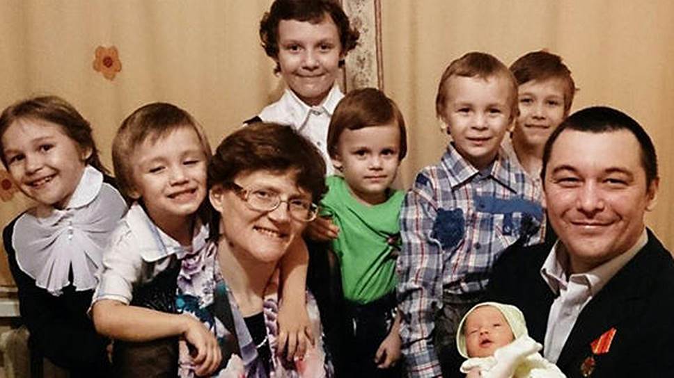 Подозреваемая в госизмене Светлана Давыдова с детьми и мужем 