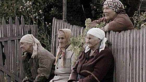 «Старухи» (Геннадий Сидоров, 2003). Режиссер разглядел за пеленой нудных разговоров о столкновении цивилизаций и прочих межнациональных отношениях феерическую сказку о встрече Хоттабыча с Бабой-ягой. Таджикский род вселяется в русскую деревню, которую, пусть в ней осталось всего десять старух, вымирающей никак не назовешь. Полукикиморы, полурусалки живут (на десять старух лишь одна профессиональная актриса) полной жизнью — интригуют, ревнуют и матерятся (как они матерятся!) и строят подлянки таджикам не по злобе, но беря на испуг, проверяя на вшивость, и приходят к выводу, что и эти нехристи свои в доску