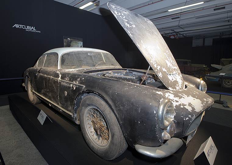 В закрытом гараже стояли два самых ценных экземпляра собрания. Один из них — купе Maserati A6G Gran Sport Berlinetta Frua 1956 года (на фото), за который аукцион рассчитывает получить около 1,2 миллионов евро