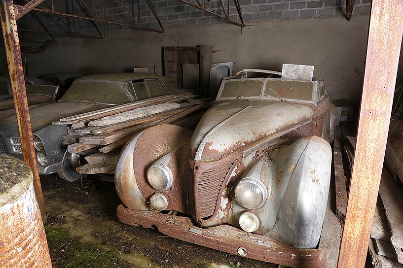 Было найдено (в разной степени сохранности) 95 автомобилей
&lt;br>На фото: Talbot Lago T26 cabriolet Saoutchik ex-Roi Farouk