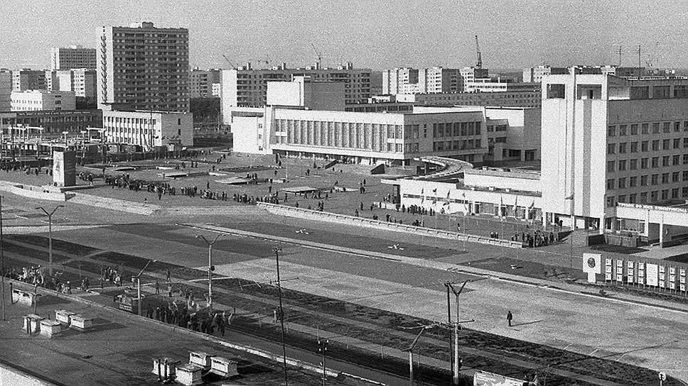 Строительство города было объявлено всесоюзной ударной комсомольской стройкой, поэтому основную массу горожан составили комсомольцы со всего СССР