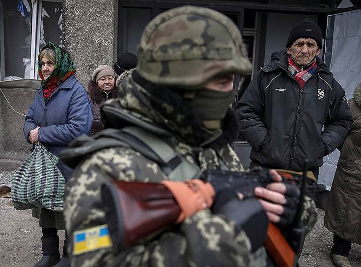 Дебальцево, Украина. Местные жители в ожидании автобуса, который вывезет их из зоны боев
