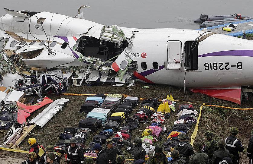 Тайбэй, Тайвань, Китай. Багаж погибших пассажиров, сложенный рядом с обломками самолета ATR-72 авиакомпании TransAsia Airways