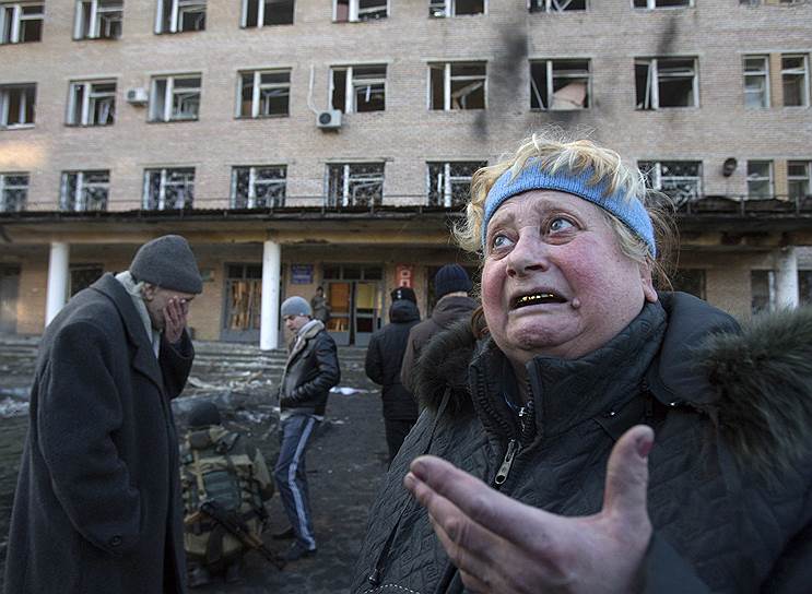Донецк, Украина. Женщина возле больницы, в которую накануне попало несколько снарядов