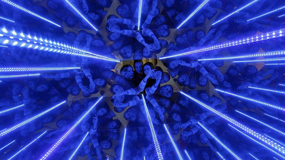 Красноярск, Россия. Посетители смотрят в гигантский калейдоскоп в интерактивном музее науки Newton Park