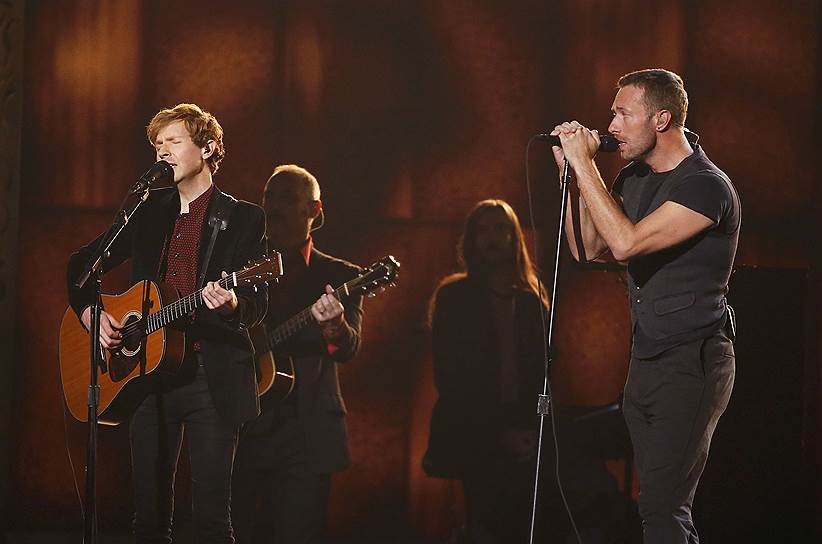 Бек (на фото слева) спел свою песню «Heart Is A Drum» вместе с Крисом Мартином (Coldplay)