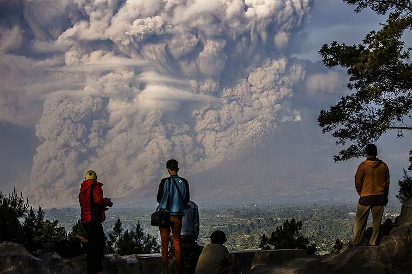 Суматра, Индонезия. Извержение вулкана Синабунг