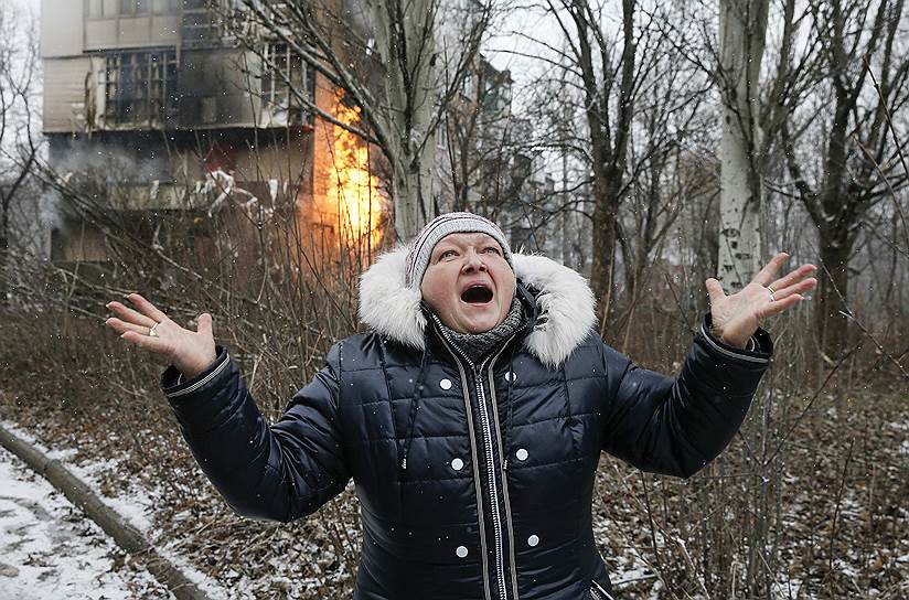 Донецк, Украина. Пожар в жилом доме на окраине города после попадания снаряда