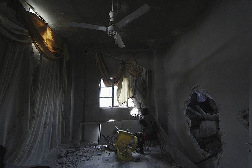 Алеппо, Сирия. Сирийский повстанец на позиции внутри разрушенного дома