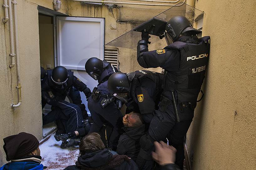 Мадрид, Испания. Схватка полиции с активистами, пытающимися предотвратить выселение Умберто Хименеса, потерявшего жилье из-за долгов, образовавшихся после потери работы