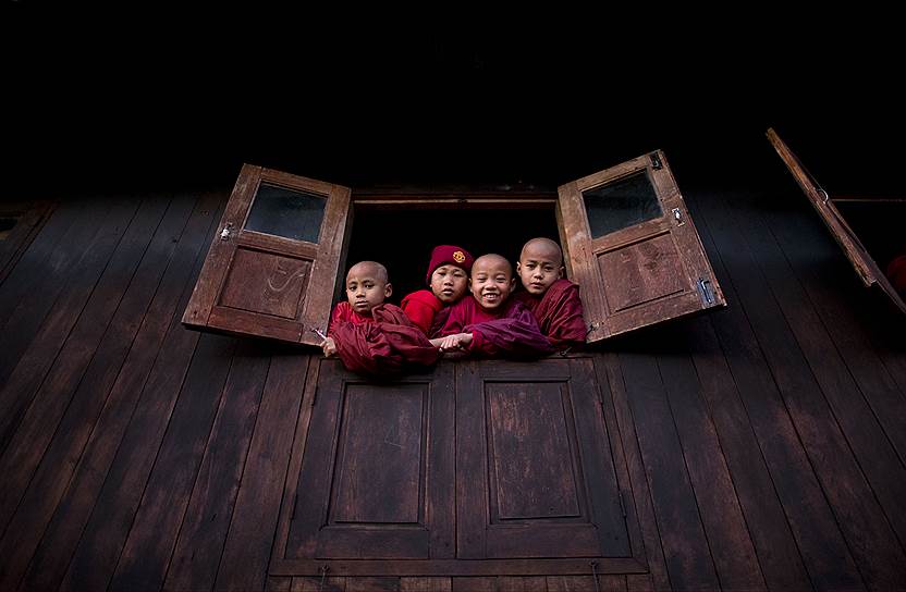 Деревня Мар-Вонг, Мьянма. Юные буддистские монахи выглядывают из окна монастыря