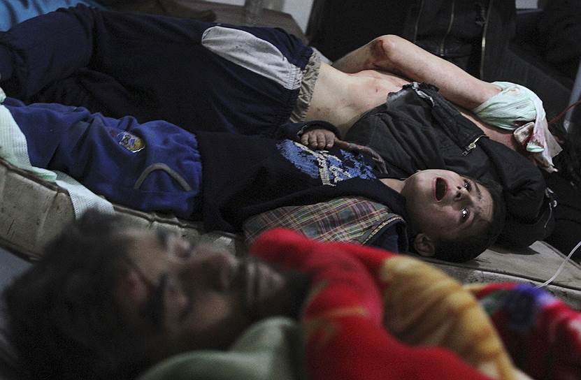 Дамаск, Сирия. Раненые лежат в убежище после авиаудара лоялистов по району Дума
