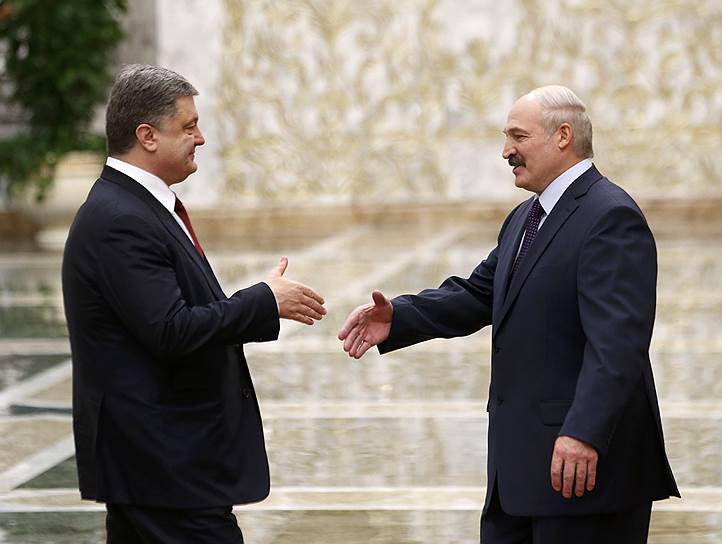 Президент Украины Петр Порошенко (слева) и президент Белоруссии Александр Лукашенко