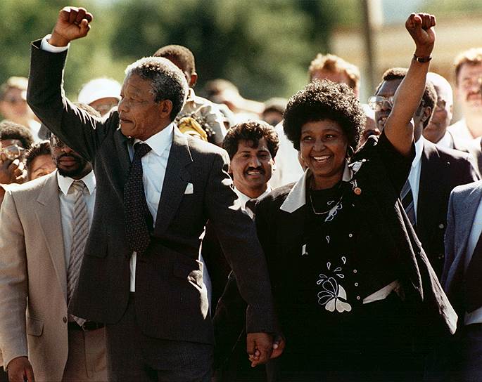 1990 год. Нельсон Холилала Мандела вышел на свободу после 27-летнего заключения в результате подписания последним белым президентом ЮАР Фредериком де Клерком указа о легализации Африканского национального конгресса и других движений против режима апартеида