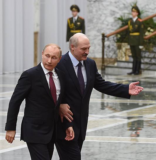 Президент Белоруссии Александр Лукашенко (справа) и президент России Владимир Путин