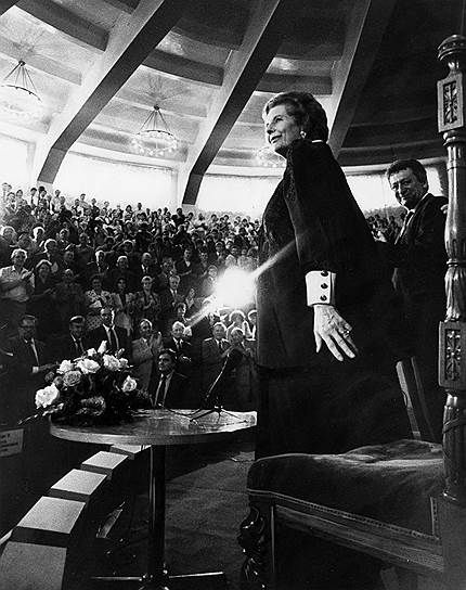 1975 год. Маргарет Тэтчер одержала победу над Уильямом Уайтлоу во втором туре выборов председателя Консервативной партии Великобритании. Она стала первой женщиной — лидером оппозиции в Британии