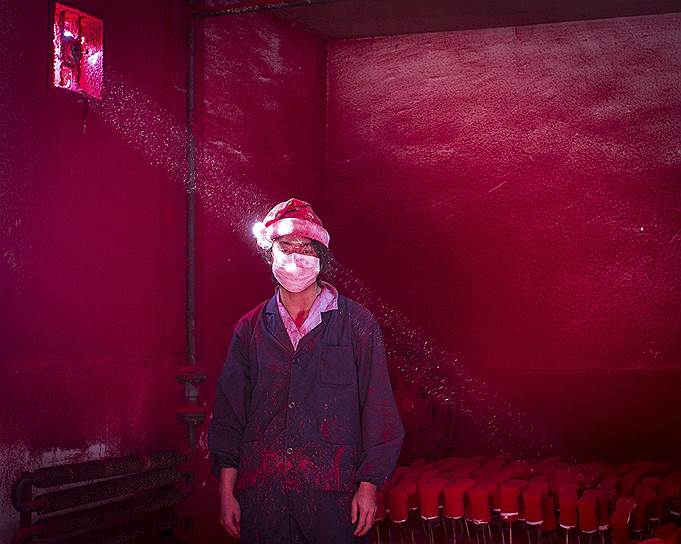 Ронгу Чен (Ronghui Chen). Китай. 19-летний китайский рабочий Вей на заводе по изготовлению елочных игрушек накануне Рождества 