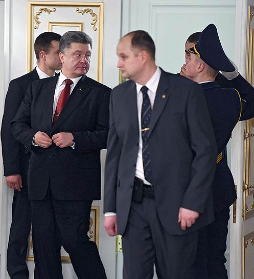 Петр Порошенко покидал Дворец независимости в зависимости от коллег