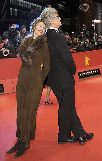 Режиссер Вим Вендерс с женой Донатой Вендерс на красной дорожке 65-го Берлинского кинофестиваля