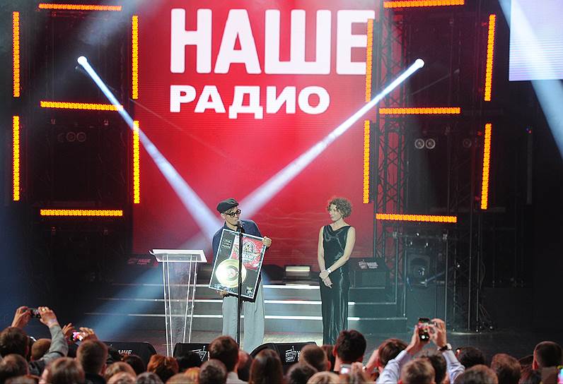 Илья Лагутенко и ведущая Татьяна Борисова на церемонии вручения премии «Чартова дюжина»