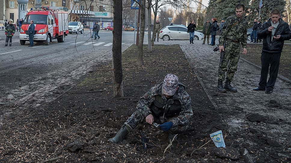 14 февраля неизвестными был обстрелян центр Донецка. В частности, снаряды упали на ул.Университетская, а также у Драматического театра. На месте работают военные эксперты.
