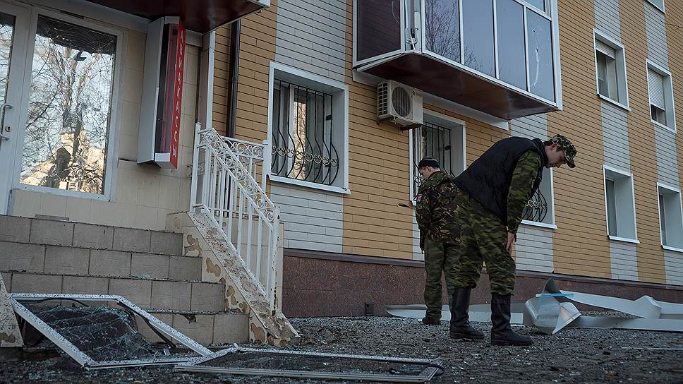 14 февраля неизвестными был обстрелян центр Донецка. В частности, снаряды упали на ул.Университетская, а также у Драматического театра. На месте работают военные эксперты.
